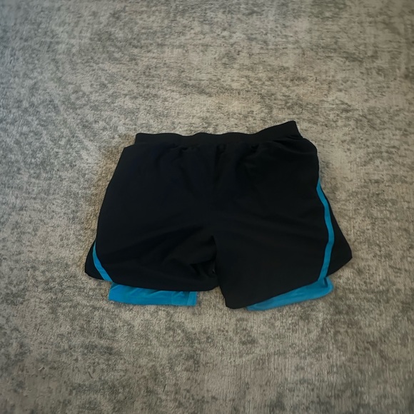 Under Armour 2-1 shorts 5’ with 7’ undershorts - Picture 2 of 2